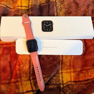Apple SE Watch with Coral Band 40mm